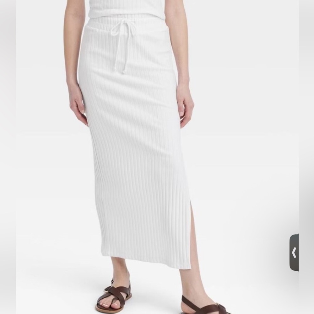 Women’s.   Mid Rise  Skirt.